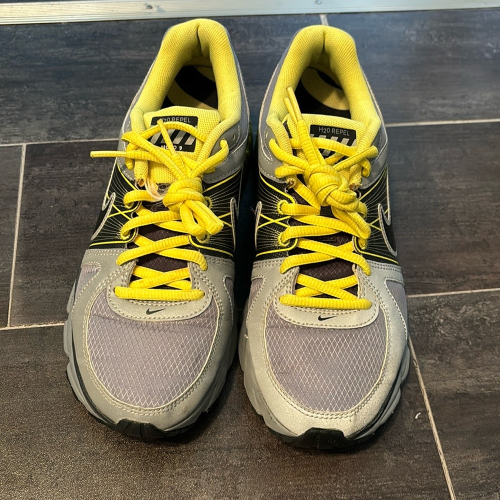 Size 7.5 women's Yellow and gray Nike plus running sneakers.